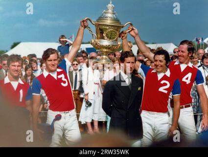 Prince Charles présente la coupe du couronnement aux vainqueurs. Le reste du monde 6, Angleterre 5. Prince Charles présente la coupe du couronnement à Antonia Herrers, (PORTANT LE NO 2 sur sa chemise) le capitaine mexicain de l'équipe du reste du monde. numéro de maillot de l'équipe du reste du monde. no 1 J Sieder (6) no 2 A Herrers (9) no 3 Crotto no 4 (dos) J McKay (7) ANGLETERRE no 1 J Horswell (6) no 2 J Hipwood (8) no 3 P Withers (8) retour No 4 H Hipwood (8) ....... A eu lieu à (1980) Guards Polo Club, Smiths Lawn, Windsor Great Park photo a été restauré en utilisant ai, Topaz Pho ai Banque D'Images