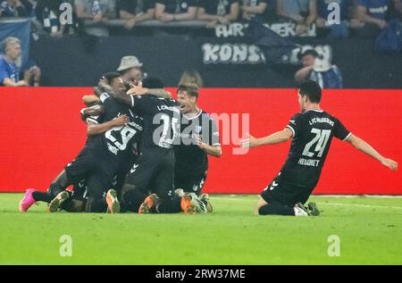 Gelsenkirchen, Allemagne. 16 septembre 2023. Football : 2e Bundesliga, FC Schalke 04 - 1. FC Magdeburg, Journée 6, Veltins Arena. Silas Gnaka (caché) de Magdeburg célèbre son but pour 2:0 avec ses coéquipiers. Crédit : Bernd Thissen/dpa - REMARQUE IMPORTANTE : conformément aux exigences de la DFL Deutsche Fußball Liga et de la DFB Deutscher Fußball-Bund, il est interdit d’utiliser ou de faire utiliser des photographies prises dans le stade et/ou le match sous forme de séquences et/ou de séries de photos de type vidéo./dpa/Alamy Live News Banque D'Images