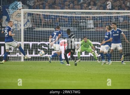 Gelsenkirchen, Allemagne. 16 septembre 2023. Football : 2. Bundesliga, FC Schalke 04 - 1. FC Magdeburg, Journée 6, Veltins Arena. Silas Gnaka de Magdeburg (au centre) marque le but pour 2:0. Crédit : Bernd Thissen/dpa - REMARQUE IMPORTANTE : conformément aux exigences de la DFL Deutsche Fußball Liga et de la DFB Deutscher Fußball-Bund, il est interdit d’utiliser ou de faire utiliser des photographies prises dans le stade et/ou le match sous forme de séquences et/ou de séries de photos de type vidéo./dpa/Alamy Live News Banque D'Images