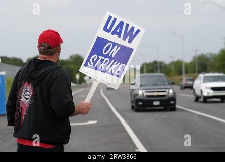 Wentzville, États-Unis. 16 septembre 2023. Un travailleur de l'automobile Uni en grève tient son panneau alors que les voitures de passage sonnent devant l'usine de montage de Wentzville de General Motors à Wentzville, Missouri, le samedi 16 septembre 2023. Le vendredi 15 septembre 2023, les travailleurs Unis de l'automobile ont quitté trois usines de General Motors, Ford et Stellantis pour la première fois dans l'histoire, alors qu'ils se battaient pour un nouveau contrat. Photo de Bill Greenblatt/UPI crédit : UPI/Alamy Live News Banque D'Images