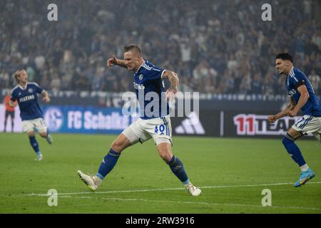 Gelsenkirchen, Allemagne. 16 septembre 2023. Football : 2e Bundesliga, FC Schalke 04 - 1. FC Magdeburg, Journée 6, Veltins Arena. Sebastian Polter de Schalke (au centre) célèbre son objectif de faire 1:2. Crédit : Bernd Thissen/dpa - REMARQUE IMPORTANTE : conformément aux exigences de la DFL Deutsche Fußball Liga et de la DFB Deutscher Fußball-Bund, il est interdit d’utiliser ou de faire utiliser des photographies prises dans le stade et/ou le match sous forme de séquences et/ou de séries de photos de type vidéo./dpa/Alamy Live News Banque D'Images