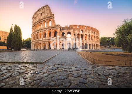 L'emblématique amphithéâtre Flavien, l'ancien Colisée romain, un monument touristique célèbre, illuminé au lever ou au coucher du soleil dans la ville historique de Rome, en Italie. Banque D'Images