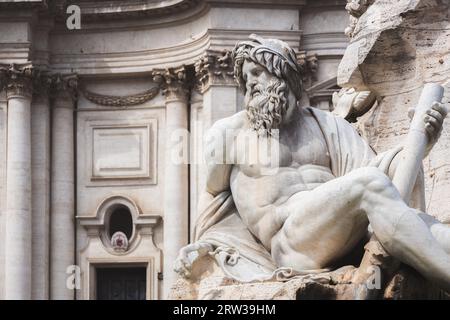 Gros plan de la figure biblique de la fontaine baroque sculptée des quatre fleuves du Bernin sur la Piazza Navona, un monument touristique populaire dans l'histo Banque D'Images