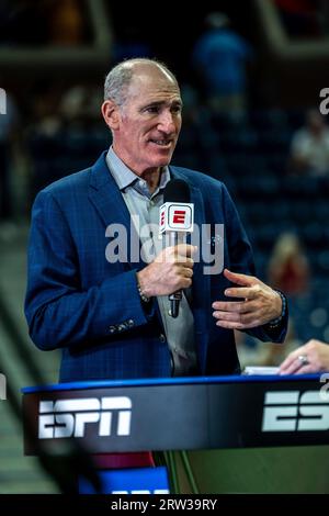 Brad Gilbert, commentateur de tennis ESPN, et entraîneur de Coco Gauff aux US Open tennis Championships 2023. Banque D'Images