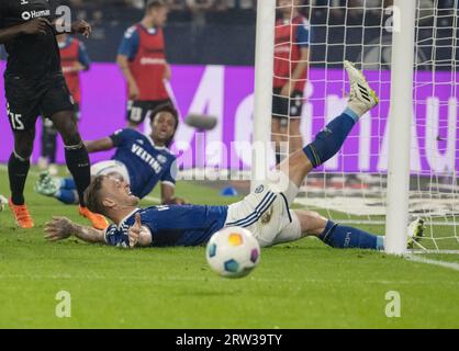 Gelsenkirchen, Allemagne. 16 septembre 2023. Football : 2e Bundesliga, FC Schalke 04 - 1. FC Magdeburg, Journée 6, Veltins Arena. Sebastian Polter de Schalke glisse juste après le ballon. Crédit : Bernd Thissen/dpa - REMARQUE IMPORTANTE : conformément aux exigences de la DFL Deutsche Fußball Liga et de la DFB Deutscher Fußball-Bund, il est interdit d’utiliser ou de faire utiliser des photographies prises dans le stade et/ou le match sous forme de séquences et/ou de séries de photos de type vidéo./dpa/Alamy Live News Banque D'Images