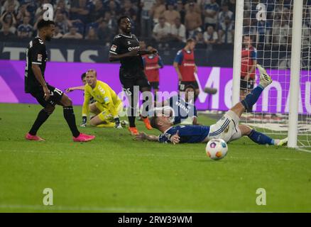 Gelsenkirchen, Allemagne. 16 septembre 2023. Football : 2e Bundesliga, FC Schalke 04 - 1. FC Magdeburg, Journée 6, Veltins Arena. Sebastian Polter (r) de Schalke glisse juste après le ballon. Crédit : Bernd Thissen/dpa - REMARQUE IMPORTANTE : conformément aux exigences de la DFL Deutsche Fußball Liga et de la DFB Deutscher Fußball-Bund, il est interdit d’utiliser ou de faire utiliser des photographies prises dans le stade et/ou le match sous forme de séquences et/ou de séries de photos de type vidéo./dpa/Alamy Live News Banque D'Images