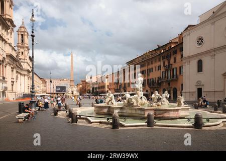 Rome, Italie - 28 août 2023 : Architecture baroque, fontaines de la Renaissance et un obélisque sur la Piazza Navona, un monument touristique populaire dans l'historique Banque D'Images