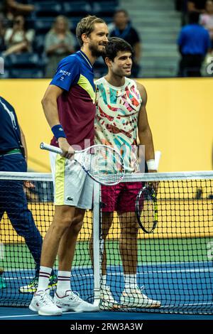 Carlos Alcaraz (ESP) et Daniil Medvedev (RUS) concourent aux demi-finales de l'US Open de tennis 2023 Banque D'Images