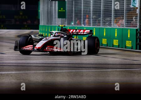 Marina Bay Street circuit, Singapour. 16 septembre 2023. 2023 Formula 1 Singapore Airlines Singapore Grand Prix ; Journée de qualification ; pilote numéro 27 Haas Nico Hulkenberg pendant les séances de qualification du soir crédit : action plus Sports/Alamy Live News Banque D'Images