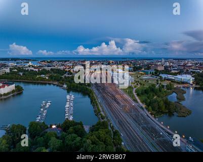 Gare principale au crépuscule. Vue aérienne de la capitale finlandaise, des infrastructures de transport et des monuments du centre-ville. Helsinki, Finlande Banque D'Images