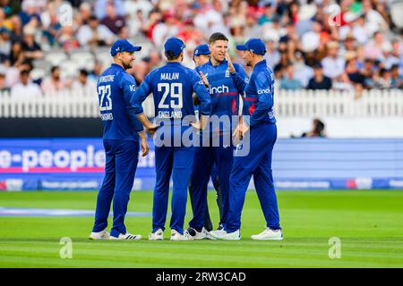 LONDRES, ROYAUME-UNI. 15 septembre 23. Harry Brook d'Angleterre (au centre) célèbre après avoir pris le guichet de Kyle Jamieson de Nouvelle-Zélande pendant England Men v New Zealand - Fourth Metro Bank One Day International au Lord's Cricket Ground le vendredi 15 septembre 2023 à LONDRES, ANGLETERRE. Crédit : Taka Wu/Alamy Live News Banque D'Images