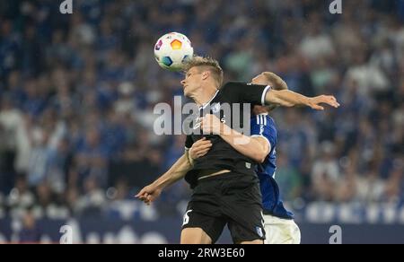 Gelsenkirchen, Allemagne. 16 septembre 2023. Football : 2e Bundesliga, FC Schalke 04 - 1. FC Magdeburg, Journée 6, Veltins Arena. Timo Baumgartl (à droite) de Schalke et Luca Schuler de Magdeburg en action. Crédit : Bernd Thissen/dpa - REMARQUE IMPORTANTE : conformément aux exigences de la DFL Deutsche Fußball Liga et de la DFB Deutscher Fußball-Bund, il est interdit d’utiliser ou de faire utiliser des photographies prises dans le stade et/ou le match sous forme de séquences et/ou de séries de photos de type vidéo./dpa/Alamy Live News Banque D'Images