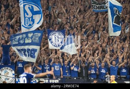 Gelsenkirchen, Allemagne. 16 septembre 2023. Football : 2e Bundesliga, FC Schalke 04 - 1. FC Magdeburg, Journée 6, Veltins Arena. Les fans de Schalke encouragent leur équipe. Crédit : Bernd Thissen/dpa - REMARQUE IMPORTANTE : conformément aux exigences de la DFL Deutsche Fußball Liga et de la DFB Deutscher Fußball-Bund, il est interdit d’utiliser ou de faire utiliser des photographies prises dans le stade et/ou le match sous forme de séquences et/ou de séries de photos de type vidéo./dpa/Alamy Live News Banque D'Images