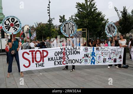 Manifestation à Paris pour le 1er anniversaire de la mort de Mahsa Amini en Iran.plusieurs censeurs centaines de personnes au départ du cortège à la Bastille Banque D'Images