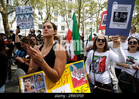 New York, États-Unis. 16 septembre 2023. Des centièmes défilent de Lower Manhattan à Brooklyn pour protester contre les mauvais traitements infligés aux femmes par les régimes iraniens le 16 septembre 2023 à New York, aux États-Unis. Des manifestations ont éclaté dans de nombreuses villes du monde à l'occasion de l'anniversaire du meurtre de Mahsa Amini par la police de la moralité iranienne. "La charte des Nations unies stipule que les femmes doivent être libres d'exercer leur autonomie corporelle et de défendre les droits humains fondamentaux". (Photo de John Lamparski/Sipa USA) crédit : SIPA USA/Alamy Live News Banque D'Images