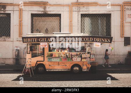 Rome, Italie - 27 août 2023 : scène urbaine d'un vendeur de rue vendant des collations et des rafraîchissements dans la vieille ville historique du centre de Rome à l'extérieur de la Banque D'Images