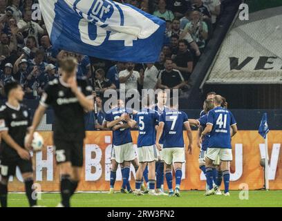 Gelsenkirchen, Allemagne. 16 septembre 2023. Football : 2e Bundesliga, FC Schalke 04 - 1. FC Magdeburg, Journée 6, Veltins Arena. Les joueurs de Schalke célèbrent le 3:3. Crédit : Bernd Thissen/dpa - REMARQUE IMPORTANTE : conformément aux exigences de la DFL Deutsche Fußball Liga et de la DFB Deutscher Fußball-Bund, il est interdit d’utiliser ou de faire utiliser des photographies prises dans le stade et/ou le match sous forme de séquences et/ou de séries de photos de type vidéo./dpa/Alamy Live News Banque D'Images