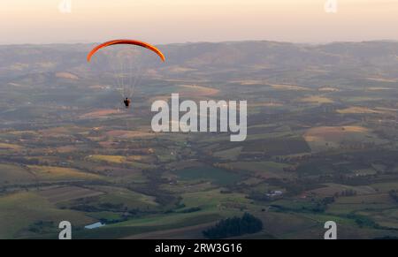 Parapente en fin d'après-midi Banque D'Images