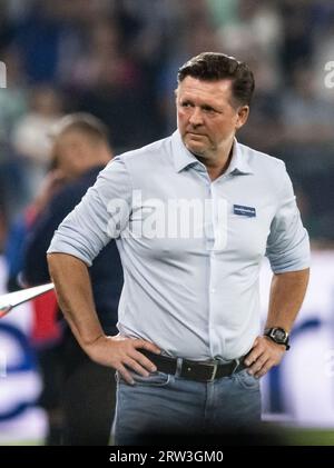 Gelsenkirchen, Allemagne. 16 septembre 2023. Football : 2e Bundesliga, FC Schalke 04 - 1. FC Magdeburg, Journée 6, Veltins Arena. Christian Titz, entraîneur de Magdeburg, réagit. Crédit : Bernd Thissen/dpa - REMARQUE IMPORTANTE : conformément aux exigences de la DFL Deutsche Fußball Liga et de la DFB Deutscher Fußball-Bund, il est interdit d’utiliser ou de faire utiliser des photographies prises dans le stade et/ou le match sous forme de séquences et/ou de séries de photos de type vidéo./dpa/Alamy Live News Banque D'Images