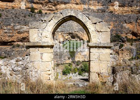 Ruines de l'arc en pierre du couvent de Nuestra Senora de los Angeles de la Hoz del Rio Duraton, Espagne. Banque D'Images