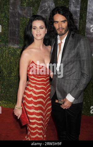 MIAMI BEACH, FL - DÉCEMBRE 31 : Russell Brand a demandé le divorce de Katy Perry . TMZ a appris. Dans les documents déposés dans L.A., Brand cite des « différences irréconciliables ». Ils se sont mariés le 23 octobre 2010 en Inde. Ils n'ont pas d'enfants. Les docs de divorce disent qu'il y a des "actifs de propriété communautaire" -- c'est un signe qu'il pourrait ne pas y avoir un prenup, ou s'il y en a un, il ne couvre pas tous les revenus et autres actifs qu'ils ont accumulés. Les docs ne donnent pas de date à laquelle le couple s'est séparé. Russell a publié une déclaration, affirmant, "malheureusement, Katy et moi mettons fin à notre mariage. Je l'adorerai toujours et Banque D'Images