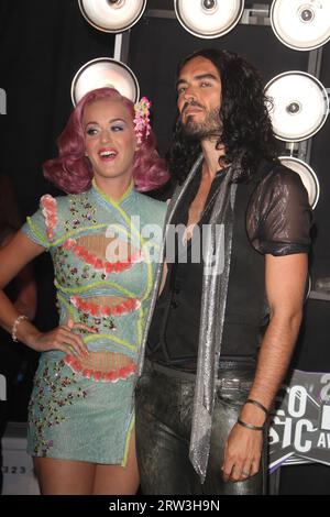 MIAMI BEACH, FL - DÉCEMBRE 31 : Russell Brand a demandé le divorce de Katy Perry . TMZ a appris. Dans les documents déposés dans L.A., Brand cite des « différences irréconciliables ». Ils se sont mariés le 23 octobre 2010 en Inde. Ils n'ont pas d'enfants. Les docs de divorce disent qu'il y a des "actifs de propriété communautaire" -- c'est un signe qu'il pourrait ne pas y avoir un prenup, ou s'il y en a un, il ne couvre pas tous les revenus et autres actifs qu'ils ont accumulés. Les docs ne donnent pas de date à laquelle le couple s'est séparé. Russell a publié une déclaration, affirmant, "malheureusement, Katy et moi mettons fin à notre mariage. Je l'adorerai toujours et Banque D'Images