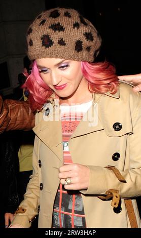 PHOTO - ORIG PIX - UK3 LONDON UK - 13 OCTOBRE 2011 MIAMI BEACH, FL - DÉCEMBRE 31 : Russell Brand a demandé le divorce de Katy Perry . TMZ a appris. Dans les documents déposés dans L.A., Brand cite des « différences irréconciliables ». Ils se sont mariés le 23 octobre 2010 en Inde. Ils n'ont pas d'enfants. Les docs de divorce disent qu'il y a des "actifs de propriété communautaire" -- c'est un signe qu'il pourrait ne pas y avoir un prenup, ou s'il y en a un, il ne couvre pas tous les revenus et autres actifs qu'ils ont accumulés. Les docs ne donnent pas de date à laquelle le couple s'est séparé. Russell a publié une déclaration, affirmant : «malheureusement, Ka Banque D'Images