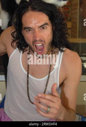 MIAMI, FL - 08 MAI : l'acteur Russell Brand a passé l'après-midi à Jungle Island. Russell a apprécié la visite spéciale de Lemur ainsi que de se faire des amis avec un pingouin et de faire un tour sur la tortue géante résidente. Russell et son ami Nicola semblaient avoir une journée incroyable car ils ont apprécié le parc et tous les animaux. Russell a également pris le temps de signer des autographes et de poser pour des photos avec des fans. Russell Edward Brand (né le 4 juin 1975) est un comédien, acteur, chroniqueur, chanteur, auteur et présentateur de radio/télévision anglais. Pendant ce temps, sa femme Katy Perry était en tournée en Australie. Le 8 mai 2011 à mi Banque D'Images