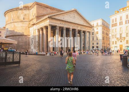 Rome, Italie - 27 août 2023 : une jeune femme blonde, touriste touristique erre à travers l'historique Piazza della Rotunda pour visiter l'antique Romain Banque D'Images