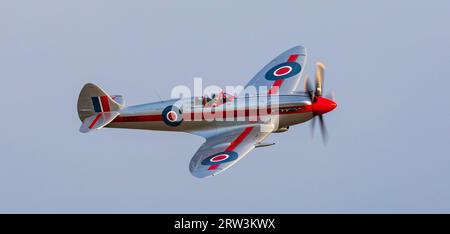 Duxford, Cambridgeshire, Royaume-Uni. 16 septembre 2023. Spitfire XIV RN201 (G-BSKP), l'un des plus beaux de l'existence, est exposé ici au Duxford Battle of Britain Air Show. Crédit : Stuart Robertson/Alamy Live News. Banque D'Images