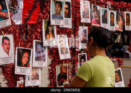 Chilpancingo, Guerrero, Mexique. 16 septembre 2023. Une femme regarde les photographies des personnes disparues placées dans les lettres qui disent viva mexico pour les fêtes nationales au Mexique (image de crédit : © David Juarez/ZUMA Press Wire) À USAGE ÉDITORIAL SEULEMENT! Non destiné à UN USAGE commercial ! Banque D'Images