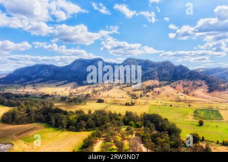 Pâturages verts des fermes de bétail aroudn ville de Gloucester à Barrington sommets montagnes en Australie - paysage aérien. Banque D'Images