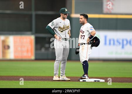 Kevin Smith (4) et Jose Altuve (27), le deuxième joueur des Astros d’Oakland Athletics, ont une discussion amicale en fin de troisième manche Banque D'Images