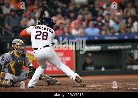 Jon Singleton (28), premier joueur de baseball des Houston Astros, a battu lors de la cinquième manche du match de MLB entre les Athletics d'Oakland et les Astros de Houston Banque D'Images