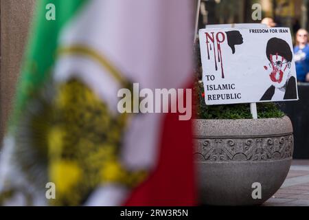 Seattle, États-Unis. 16 septembre 2023. La communauté irano-américaine se mobilise dans le quartier commerçant de Westlake pour les droits de l'homme en Iran. Crédit : James Anderson/Alamy Live News Banque D'Images