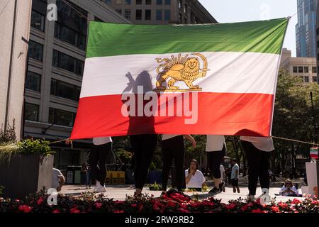 Seattle, États-Unis. 16 septembre 2023. La communauté irano-américaine se mobilise dans le quartier commerçant de Westlake pour les droits de l'homme en Iran. Crédit : James Anderson/Alamy Live News Banque D'Images