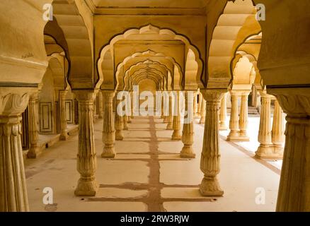 Colonnes dans Amber fort près de Jaipur, Rajasthan, Inde Banque D'Images