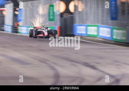 Singapour, Singapour. 16 septembre 2023. L'Allemand Nico Hulkenberg pilote la Haas F1 VF-23 Ferrari (27) lors de la course de qualification avant le Grand Prix F1 de Singapour sur le circuit Marina Bay Street. Crédit : SOPA Images Limited/Alamy Live News Banque D'Images