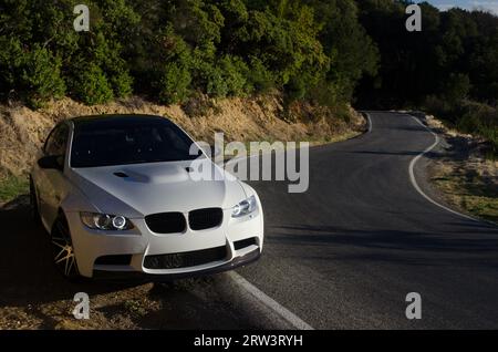 Coupé sport de luxe allemand sur l'accotement d'une route de montagne incurvée Banque D'Images