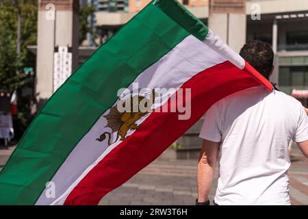 Seattle, États-Unis. 16 septembre 2023. La communauté irano-américaine se mobilise dans le quartier commerçant de Westlake pour les droits de l'homme en Iran. Crédit : James Anderson/Alamy Live News Banque D'Images