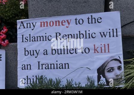 Seattle, États-Unis. 16 septembre 2023. La communauté irano-américaine se mobilise dans le quartier commerçant de Westlake pour les droits de l'homme en Iran. Crédit : James Anderson/Alamy Live News Banque D'Images