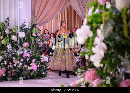 Londres, Royaume-Uni. 16 septembre 2023. Le mannequin Jourdan Dunn sur la passerelle lors du défilé Richard Quinn, qui s'est tenu à l'hôtel Andaz dans le cadre de la Fashion week de Londres. Le crédit photo devrait être : Matt Crossick/Empics/Alamy Live News Banque D'Images