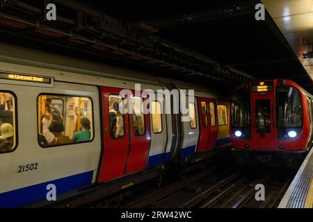 Londres, Royaume-Uni. 16 septembre 2023. Ligne de métro londonienne les trains entrent sur le quai à Embarkment Station. Crédit : SOPA Images Limited/Alamy Live News Banque D'Images