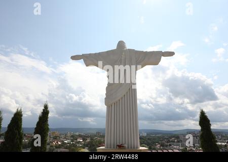 Truskavets, Ukraine - 22 juillet 2023 : Statue du Christ Rédempteur contre un beau paysage urbain Banque D'Images