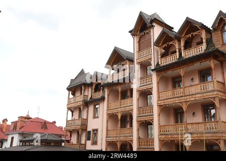 Truskavets, Ukraine - 22 juillet 2023 : extérieur d'un bel immeuble résidentiel avec balcons Banque D'Images