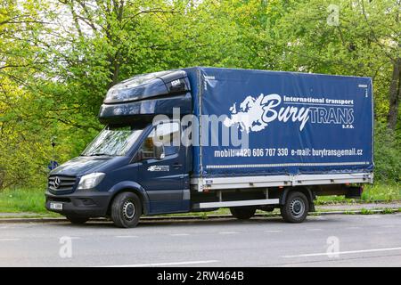 HAVIROV, RÉPUBLIQUE TCHÈQUE - 11 MAI 2023 : camion de châssis Mercedes-Benz Sprinter de la société de transport Bury Trans Banque D'Images