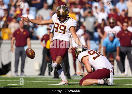 Chapel Hill, Caroline du Nord, États-Unis. 16 septembre 2023. Le kicker des Golden Gophers du Minnesota Dragan Kesich (99) marque un field goal lors du match de football NCAA entre les Golden Gophers du Minnesota et les North Carolina Tar Heels au Kenan Memorial Stadium à Chapel Hill, en Caroline du Nord. Greg Atkins/CSM/Alamy Live News crédit : CAL Sport Media/Alamy Live News Banque D'Images