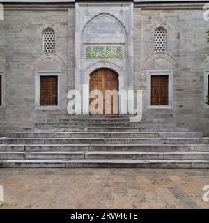 Entrée fermée de la mosquée Yeni valide I, ou Yeni valide Camii, une mosquée ottomane du 18e siècle située dans le quartier d'Uskudar, du côté asiatique d'Istanbul, Istanbul, Turquie Banque D'Images