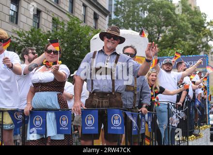 New York , New York Etats-Unis 09/16/2023 : la 66e édition annuelle German-American Steuben Parade à New York en remontant la 5e avenue. Banque D'Images