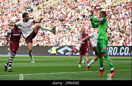 Londres, Royaume-Uni. 16 septembre 2023. Bernardo Silva de Manchester City marque le 2e but de son équipe. Match de Premier League, West Ham Utd v Manchester City au London Stadium, Queen Elizabeth Olympic Park à Londres le samedi 16 septembre 2023. Cette image ne peut être utilisée qu'à des fins éditoriales. Usage éditorial seulement photo de Sandra Mailer/Andrew Orchard photographie sportive/Alamy Live News crédit : Andrew Orchard photographie sportive/Alamy Live News Banque D'Images